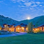 What to Look for in A Real Estate in Utah Mountains for Weekend Retreats