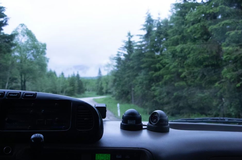 Smart Ways to Stay Safe on Long-Distance Drives in Isolated Areas
